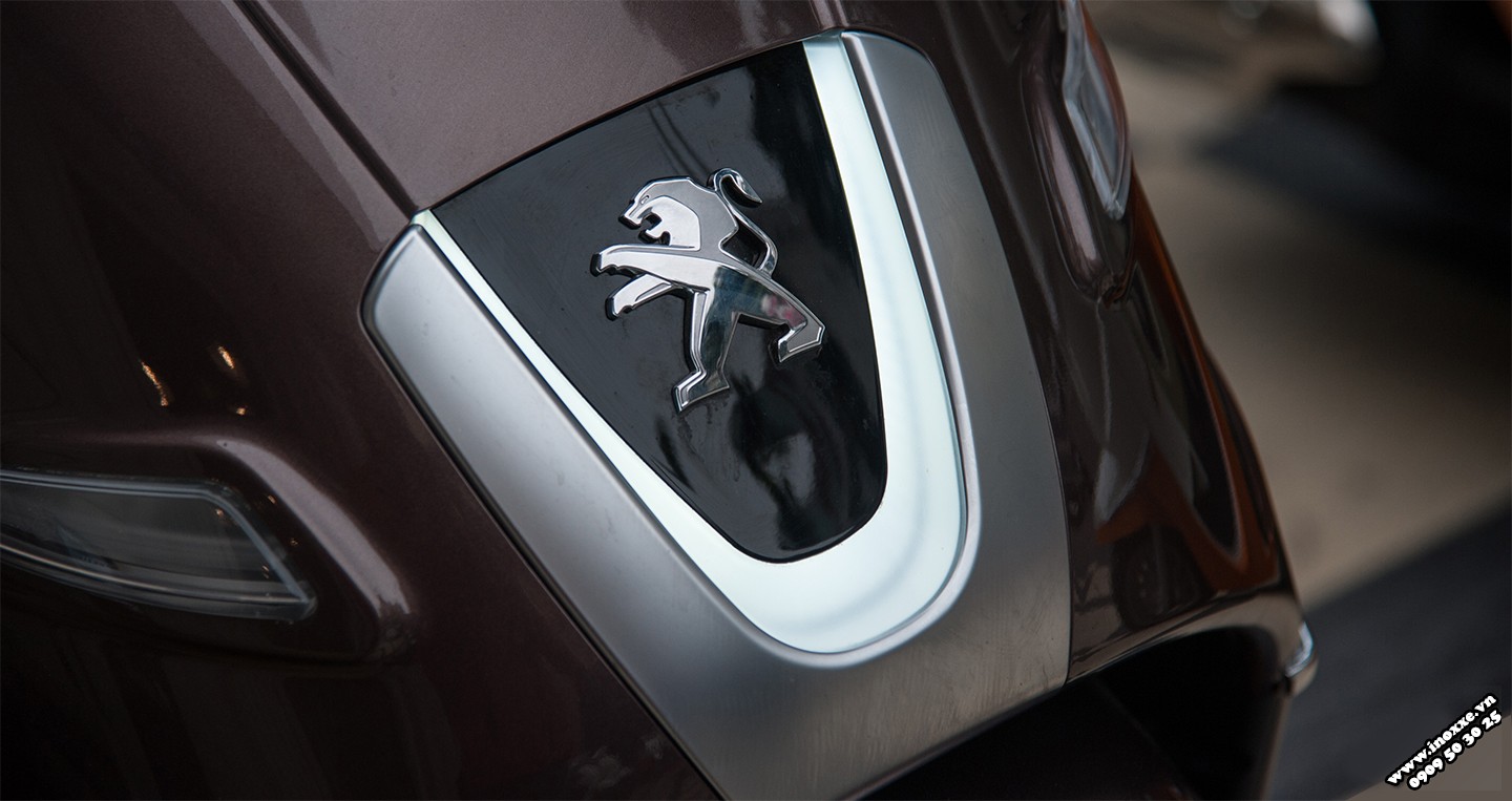 Logo của PEUGEOT được khắc nổi ở mặt nạ trước của xe